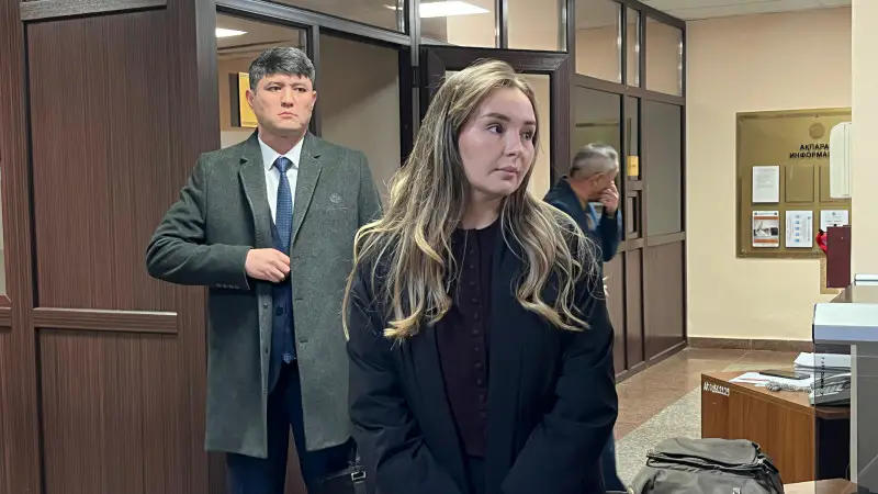 В Астане начался судебный процесс над супругой блогера Ерболата Жанабылова — Эльмирой Толегеновой. Она прибыла в суд вместе с адвокатами. Павлодаре