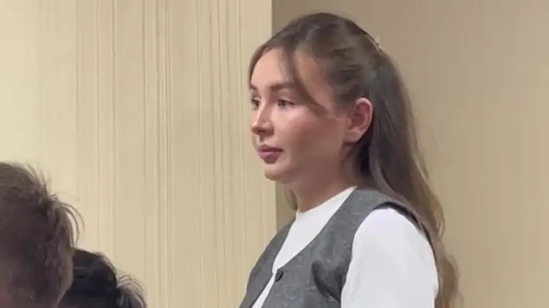Супруга блогера Ерболата Жанабылова, Эльмира Толегенова, отказалась давать показания в суде, сообщает корреспондент Tengrinews.kz. Павлодаре