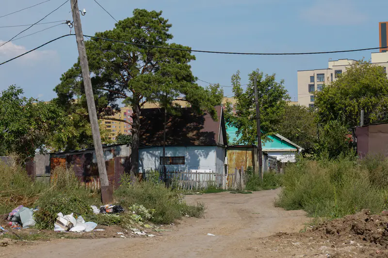 Мусор на улицах в дачном массиве на острове