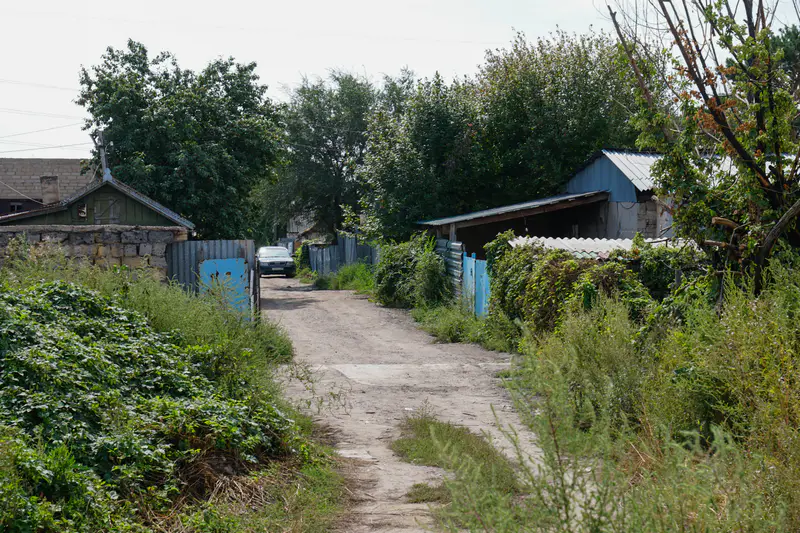 Улица со старыми дачами, остров