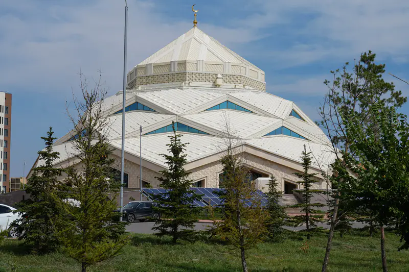 Вокруг экомечети стоят солнечные батареи, Астана