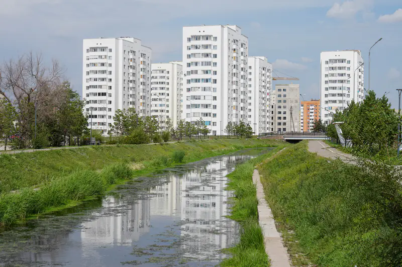 Многоэтажки на берегу реки Сарыбулак, Астана