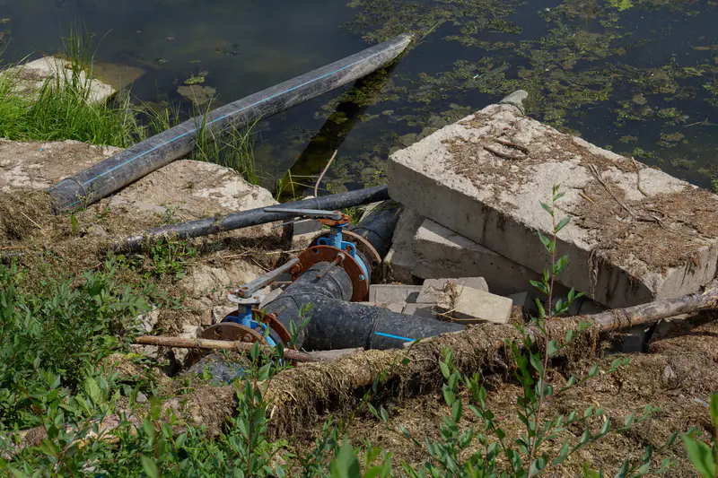 Трубы как попало торчат из реки Сарыбулак, все затянуто илом