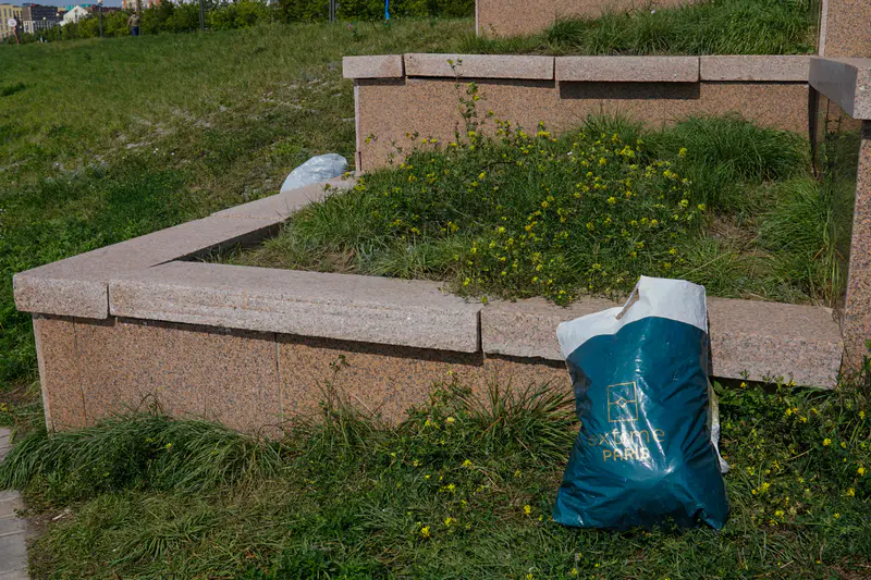 Пакет с мусором на набережной Астаны