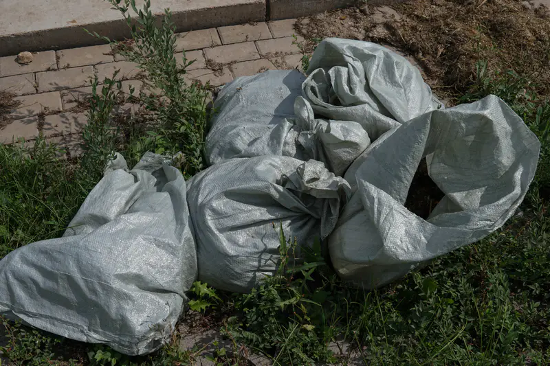 Четыре пакета с мусором на набережной Астаны