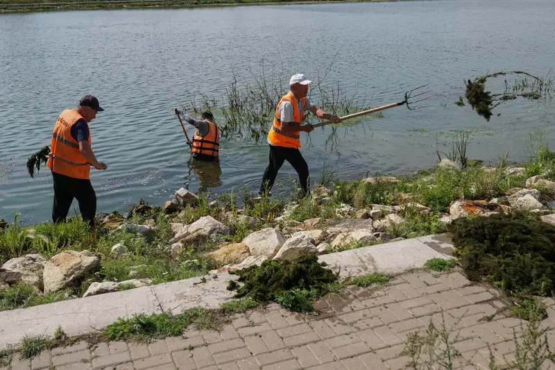 Коммунальные работники чистят Ишим, Астана