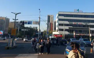 Алматинцы вышли на улицы, как птицы, покидающие гнездо, после тревожного сигнала о землетрясении