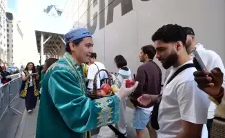 Имиджевая акция Казахстана в Нью-Йорке: жители очереди за iPhone 17 узнали о стране и её возможностях