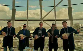 Backstreet Boys погружаются в казахскую культуру: уроки домбры в Астане