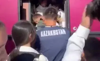 Школьники из села Жибек жолы в Алматинской области ежедневно сталкиваются с трудностями: переполненные автобусы становятся настоящим испытанием на пути к знаниям.