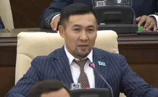 Депутат Назаров: Поздравление мамы на заседании Мажилиса — как цветок, распустившийся среди политических дебатов