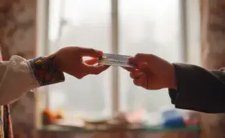 Казахстанцы в замешательстве: регулятор разъясняет новый запрет на передачу банковских карт близким