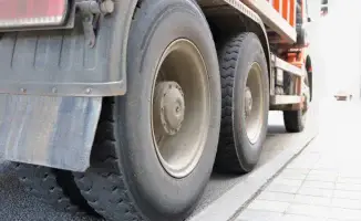 Шина не выдержала: трагедия на дороге в Казахстане