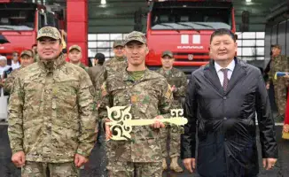 Чиновники и депутаты Казахстана: под дождем эмоций и радости, где любовь к маме — как маяк в бурном море