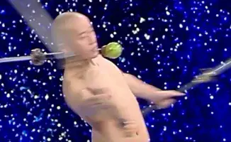 Китайский мастер боевых искусств устанавливает рекорд Гиннесса, демонстрируя силу и ловкость, вдохновляя новое поколение спортсменов