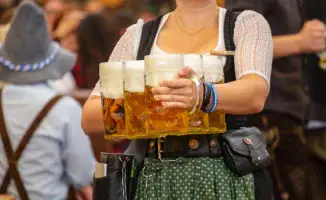 Октоберфест: Пивной океан переполнен, и полиция Мюнхена ставит на берегу знак "Не входить"