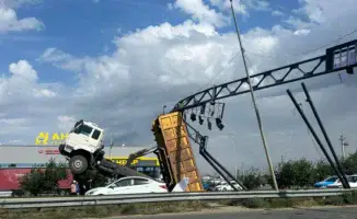 Грузовик с поднятым кузовом чуть не снес арку на трассе в Актобе: необычное ДТП привлекло внимание международных СМИ