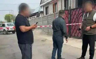 В Талгаре произошла трагедия: преступник, похитивший маленькую девочку, сбросился с обрыва на машине с ребенком. Девочка была успешно спасена и прооперирована, ей наложили восемь швов на язык.