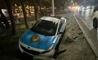 В Алматы полицейский автомобиль попал в кювет из-за невнимательного водителя: общество обеспокоено безопасностью на дорогах