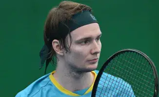 Александр Бублик уверенно вышел в полуфинал турнира ATP Hangzhou, разгромив чеха Далибора Сврчину