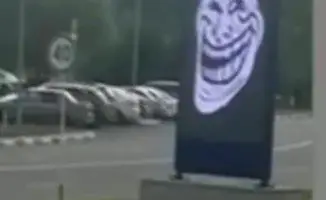 Подросток в Костанае повторил международный лайфхак, взломав уличный экран для показа мемов