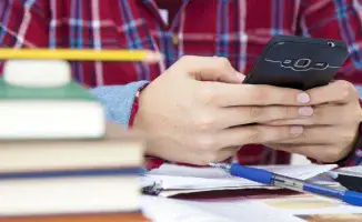 Депутаты Мажилиса Казахстана предложили ограничить использование смартфонов в школах на фоне роста подростковой преступности. Это решение вызвано обеспокоенностью по поводу влияния мобильных устройств на учебный процесс и социальные взаимодействия среди д