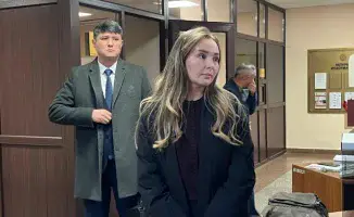 В Астане начался судебный процесс над супругой блогера Ерболата Жанабылова — Эльмирой Толегеновой. Она прибыла в суд вместе с адвокатами.