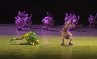 Танец "Черепахи и зайцы" из Пекина покорил TikTok: детская постановка стала вирусным хитом по всему миру. Сотни пользователей начали делиться видео с танцем, который стал символом креативности и веселья. Постановка, в которой участвуют десятки детей, прив