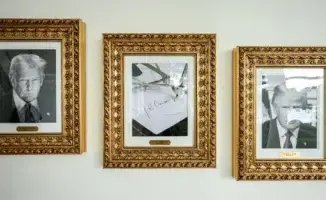 Трамп заменяет портрет Байдена на фотографию автопера, подчеркивая разрыв в политическом наследии и вызывая общественные дебаты о символизме в Белом доме