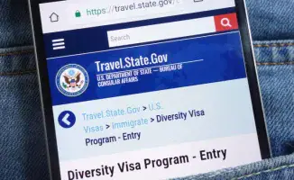 С 16 сентября 2023 года регистрация на участие в лотерее грин-карт (Diversity Visa Lottery) в США станет платной, сообщает Tengri Travel. Это изменение в правилах лотереи вызвало обсуждения среди потенциальных участников, так как теперь им придется оплачи