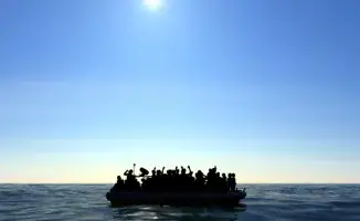 Великобритания начнет переселение мигрантов из гостиниц в бывшие военные базы, сообщает Tengrinews.kz со ссылкой на РИА. Власти страны планируют разместить мигрантов в казармах на территории этих объектов.