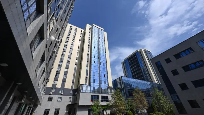 Алматинцы из ЖК 'Дом на Абая' недовольны частыми отключениями электроэнергии Павлодаре