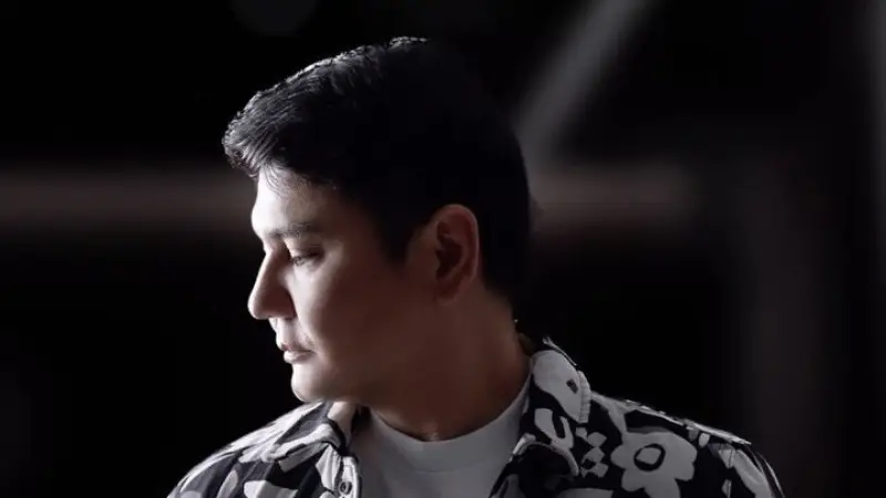 Популярный казахстанский певец задержан в аэропорту Павлодаре