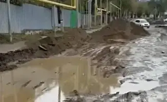 “Превратили нашу жизнь в ад“: микрорайон в Алматы оказался в изоляции