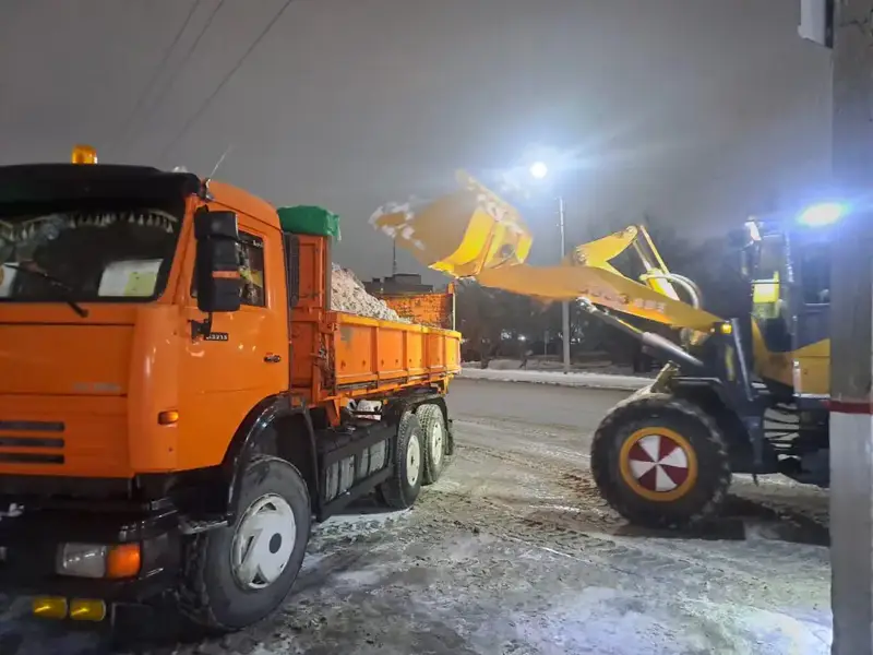 Более тысячи единиц спецтехники задействованы в снегоуборочных работах в Астане ночью (7)