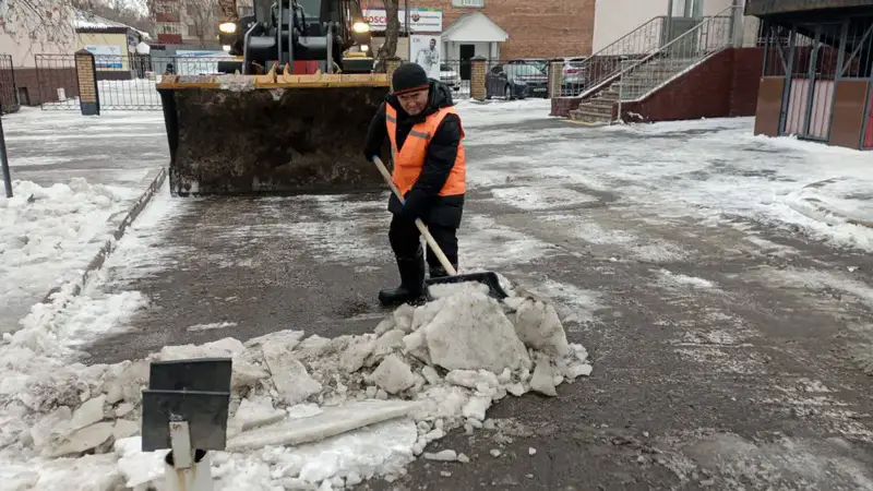 Почти 3 000 коммунальщиков задействованы в работах по уборке снега и наледи в столице (3)