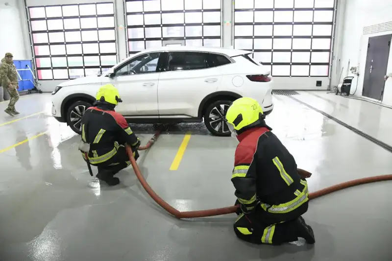 Электромобили под защитой: как столичные спасатели обучают борьбе с огненной стихией Павлодаре