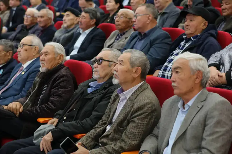 Аким области обещает поэтапное решение социальных проблем жителей Тупкараганского района Павлодаре