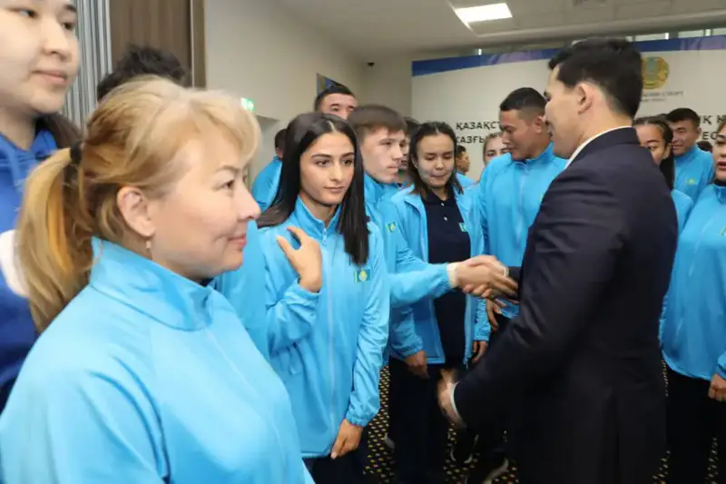 Ербол Мырзабосынов вручил Государственный флаг Казахстана национальной сборной в преддверии XXV Сурдлимпийских игр (7)