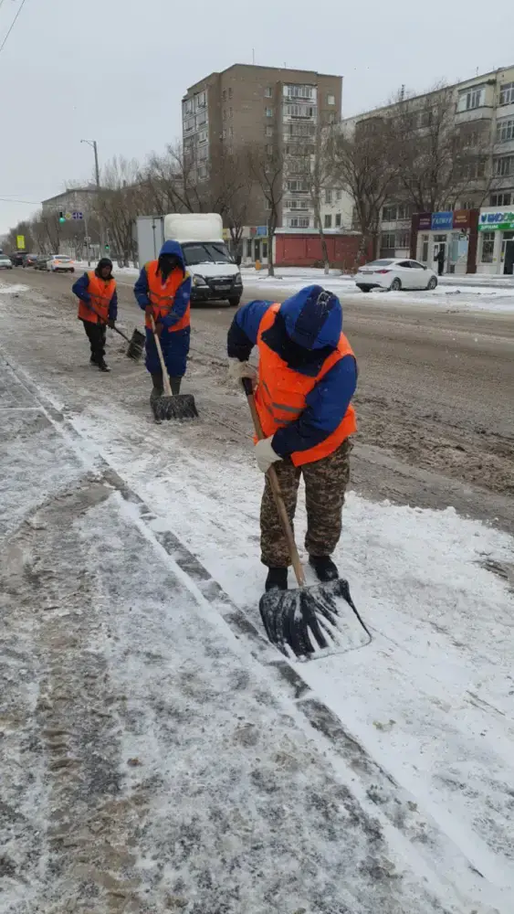 Свыше 2 800 дорожных рабочих вышли на уборку снега в Астане (6)