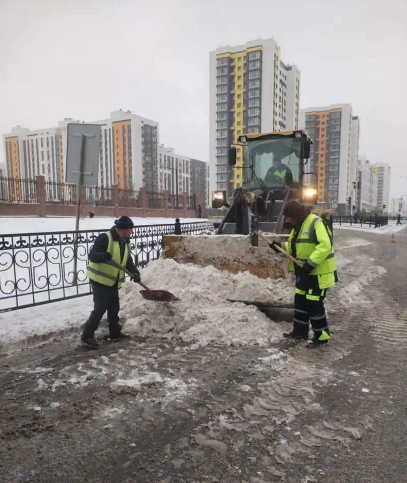 Порядка 3000 дорожных рабочих вышли на уборку снега в Астане (5)