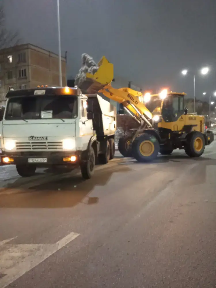 Астана очищается от снега: свыше тысячи машин на улице Павлодаре