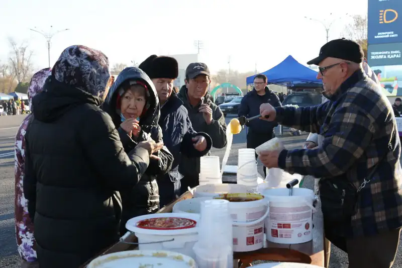 Ербол Карашукеев проверил цены и ассортимент на ярмарке в Таразе (4)