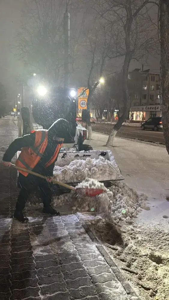 Снегоуборочные работы в Астане: более тысячи единиц спецтехники и 448 дорожных рабочих на линии Павлодаре