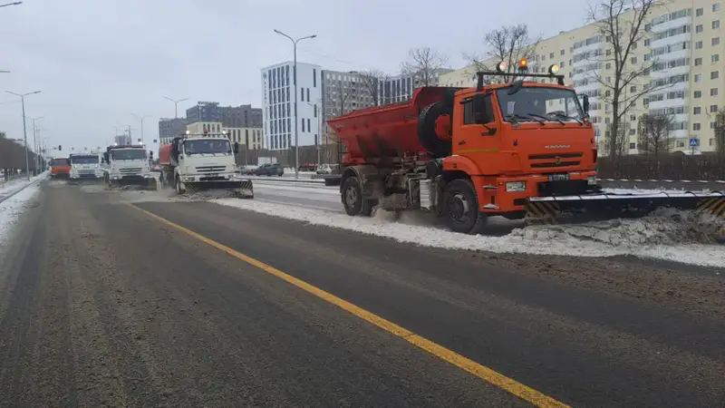 Мокрый снег и дождь: тысячи коммунальщиков заняты в снегоуборочных работах в Астане (6)