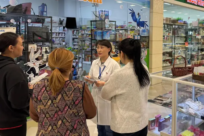 Акцию по профилактике и борьбе со СПИДом провели в столичных торговых центрах (10)