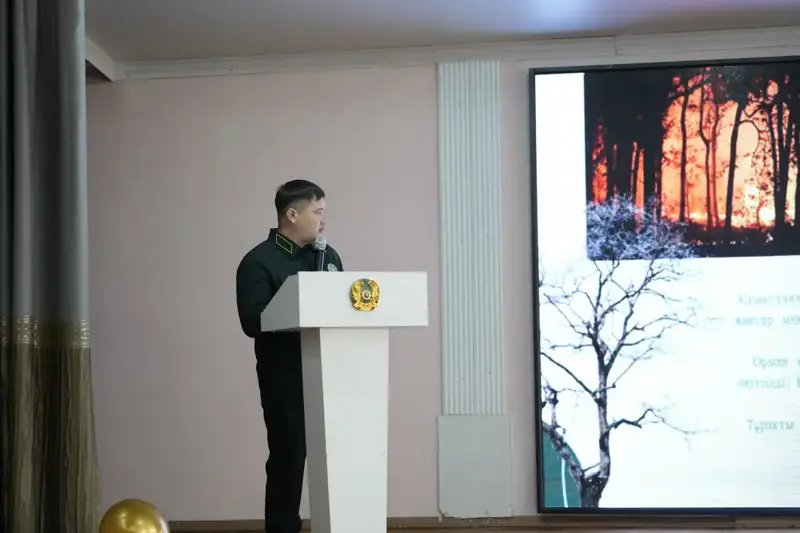 Беречь лес – обязанность каждого поколения: в Семее провели экологическую лекцию для студентов (3)