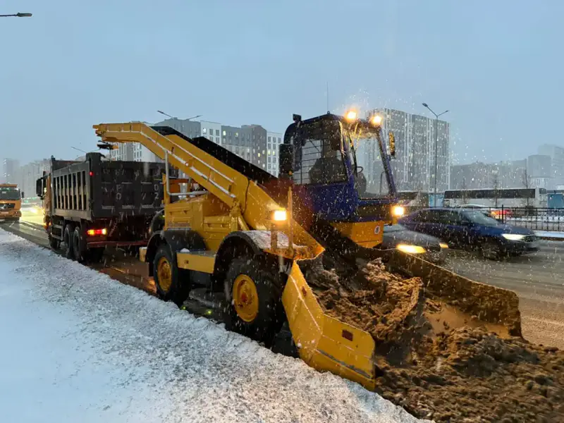 Свыше 2 800 дорожных рабочих вышли на уборку снега в Астане (4)