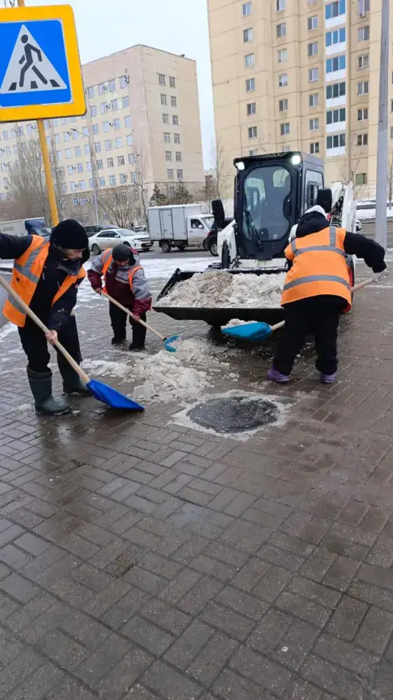 Более тысячи единиц спецтехники задействуют в уборке снега ночью в Астане (2)