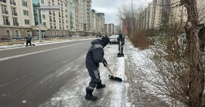 Более тысячи единиц спецтехники задействованы в снегоуборочных работах в Астане ночью (6)
